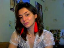 Ein zierliches Webcam-Babe mit braunen Haaren beim Cam-Sex