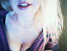 Eine normale Webcam-Frau mit blonden Haaren beim Webcam-Sex