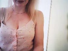Unsere Cam-Frau zeigt die Körbchengröße D Busen für die Sex Webcam