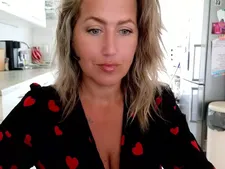 Heiße Webcam Dame zeigt ihre BH Größe D Brüste für die Sex Cam