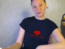 Eine normale Webcam-Dame mit braunen Haaren während des Camsex