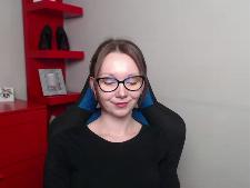 Eine zierliche Webcam-Dame mit braunen Haaren während des Webcamsex