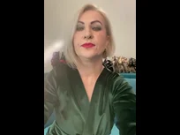 Grüner Samt und schwarze Stiefel