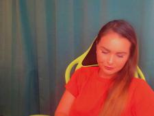 Ein kleines Camgirl mit braunen Haaren beim Webcam-Sex