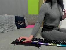 Ein normales Webcam-Mädchen mit braunen Haaren während des Camsex