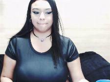 Ein mittleres Cam-Mädchen mit schwarzen Haaren beim Webcam-Sex