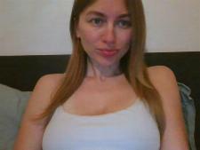 Eine Medium-Cam-Frau mit blonden Haaren beim Webcam-Sex