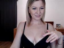 Eine durchschnittliche Webcam-Dame mit blonden Haaren beim Cam-Sex