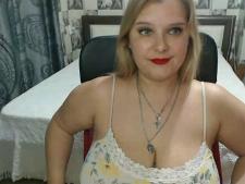Eine mollige Webcam-Dame mit blonden Haaren beim Webcam-Sex
