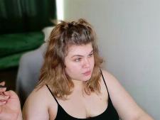 Eine volle Webcam-Frau mit schwarzen Haaren beim Webcam-Sex