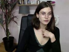 Diese Webcam Babe zeigt die BH Größe B Brüste für die Sex Cam