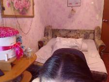 Ein kleines Webcam-Babe mit schwarzen Haaren beim Webcam-Sex