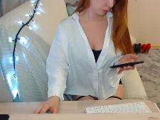 Unsere Webcam Frau zeigt der BH Größe C Brüste hinter der Sex Webcam