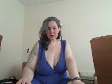 Dieses Webcam-Mädchen demonstriert ihre BH-Größe F Brüste für den Sex-Chat
