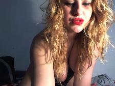 Ein durchschnittliches Cam Babe mit blonden Haaren beim Webcam-Sex