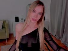 Eine schlanke Webcam-Frau mit blonden Haaren während des Camsex