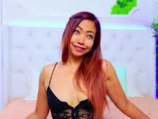 Diese Webcam Dame zeigt ihre Körbchengröße B Brüste für die Cam