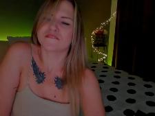 Eine zierliche Cam-Dame mit blonden Haaren beim Webcam-Sex