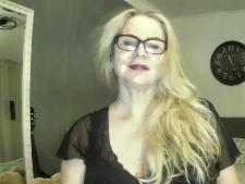 Unsere Webcam Dame zeigt der behamaat F Brustteil für den Sex Chat