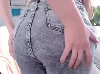 In Jeans ohne Höschen
