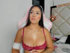 Ein schlankes Webcam-Mädchen mit schwarzen Haaren beim Webcam-Sex