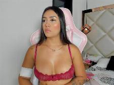 Diese Cam Lady zeigt ihre BH Größe B Brüste hinter der Sex Cam