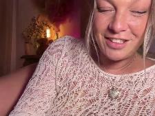 Eine durchschnittliche Webcam-Frau mit blonden Haaren beim Webcam-Sex
