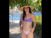 Sonnenkuss in lila Bikini