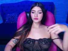 Ein schlankes Webcam-Mädchen mit braunen Haaren beim Webcam-Sex