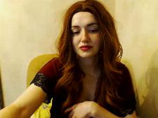 Ein zierliches Webcam-Mädchen mit roten Haaren beim Cams-Sex