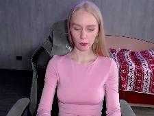Eine zierliche Webcambabe mit blonden Haaren beim Webcam-Sex