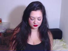 Eine durchschnittliche Cam-Frau mit braunen Haaren beim Webcam-Sex