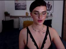 Ein durchschnittliches Camgirl mit braunen Haaren beim Webcam-Sex