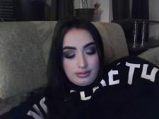 Eine durchschnittliche Webcam-Dame mit braunen Haaren beim Webcam-Sex
