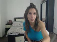 Eine schlanke Webcam-Frau mit blonden Haaren während der Webcamsex