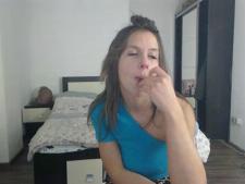 Dieses Webcam-Mädchen zeigt ihre Brüste in Körbchengröße B vor der Webcam