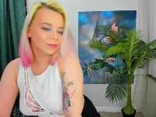Unsere Webcam Dame zeigt die BH Größe B Brust hinter der Sex Webcam