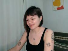 Diese Webcam-Frau demonstriert den BH-Busen der Größe C hinter dem Sex-Chat