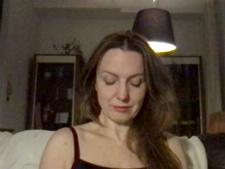 Die europäische Cam Lady RachelGoldX während einer der Webcam Sexauftritte