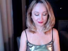 Eine mittlere Webcam-Frau mit blonden Haaren beim Webcam-Sex