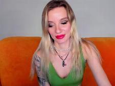 Eine nette Webcam-Dame mit blonden Haaren beim Webcam-Sex