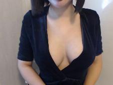 Diese Cam Lady zeigt ihre BH Größe D Brüste für die Sex Cam