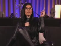 Rauchen in schwarzem Leder