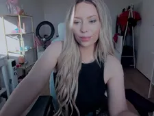Ein normales Webcam-Baby mit blonden Haaren beim Webcam-Sex