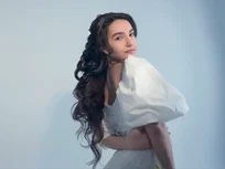 In Weiß für dich gekleidet