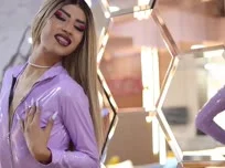 Lila Latex und ein sexy Mädchen