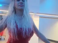 Schönes blondes Mädchen tanzt