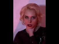 Sanfte Kurven im roten Licht