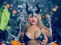 Froehliche Halloween-Webcam-Girl