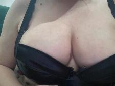 Diese Cam Lady demonstriert die Hammer C Brüste vor der Sex Webcam